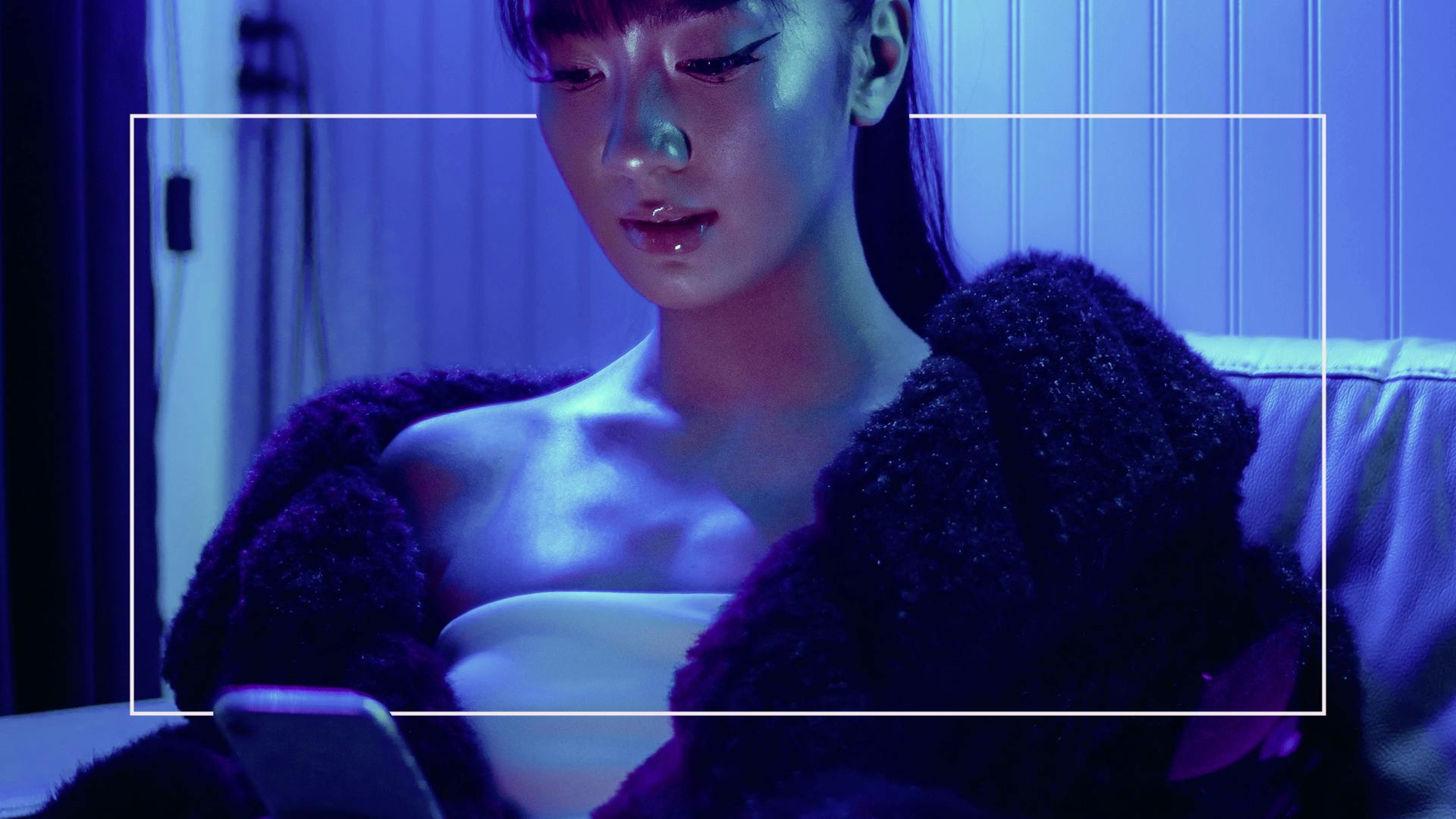 How Blue Light From Phones And Screens Damages Skin Grazia